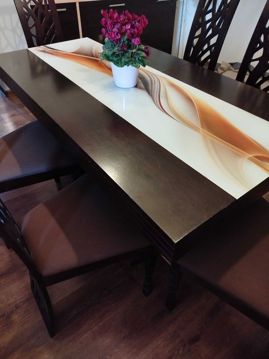 Stół z 6 krzesłami ciemny brąz.