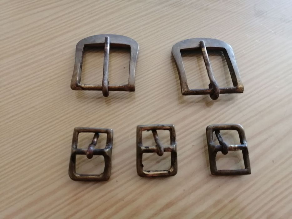 conjunto de 5 antigas fivelas em bronze