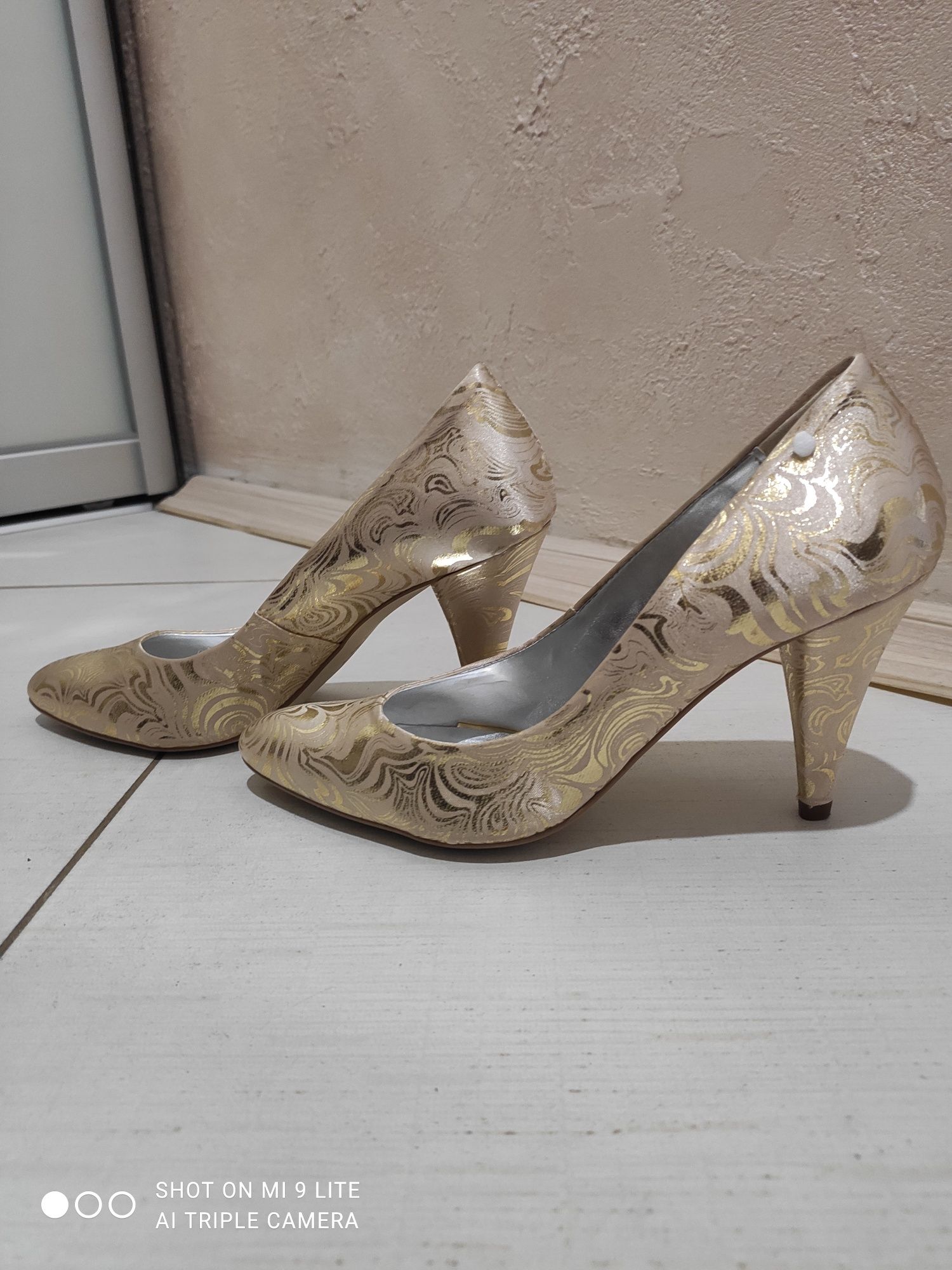 Туфлі жіночі золотого кольору