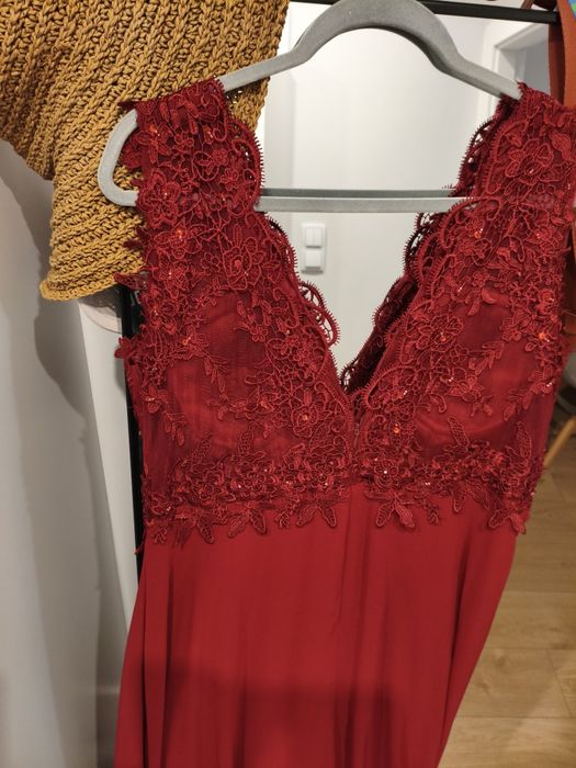 Burgundowa suknia wieczorowa