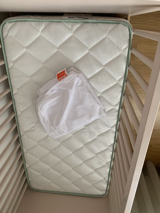 Berço e colchão rosa de bebe verbaudet