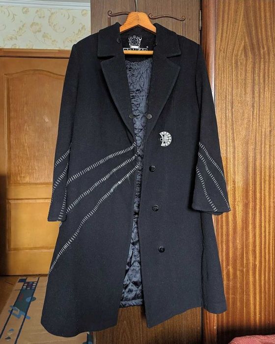 Пальто жіноче чорне з хутром