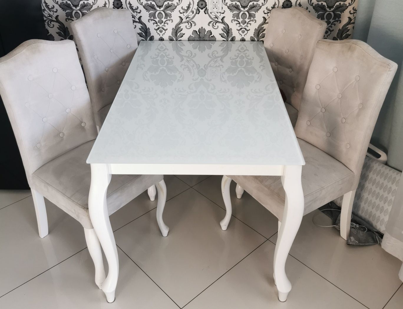 Stół drewniany biały z krzesłami tapicerowanymi, szarym do prania