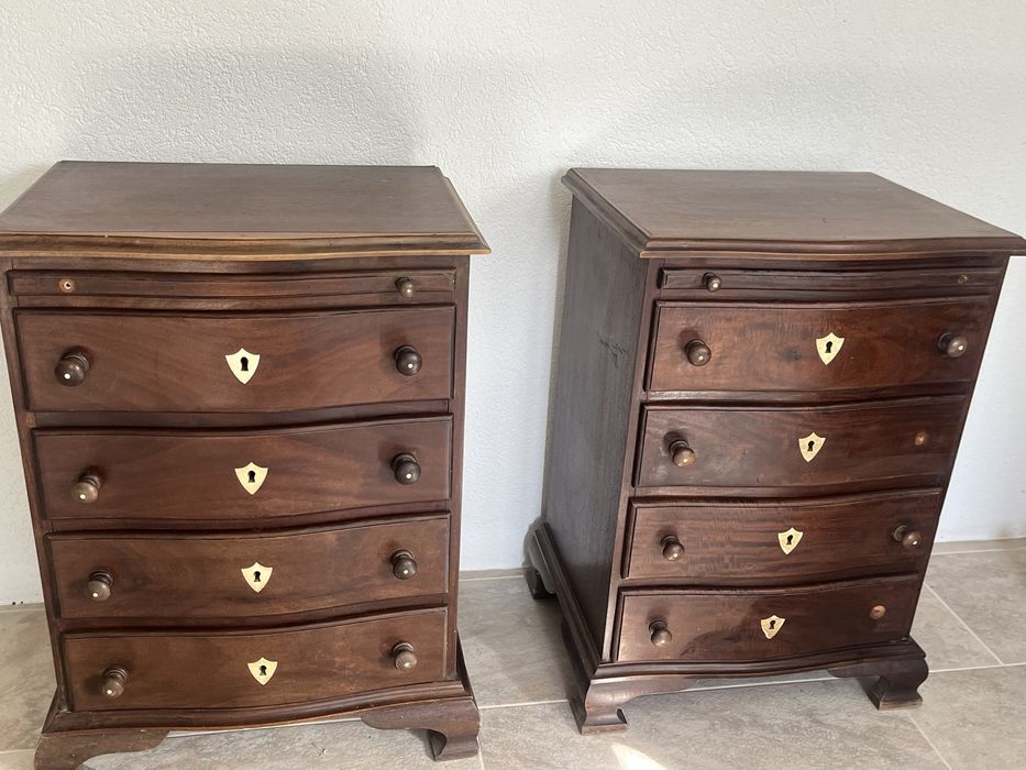 Mesa de cabeceira classica