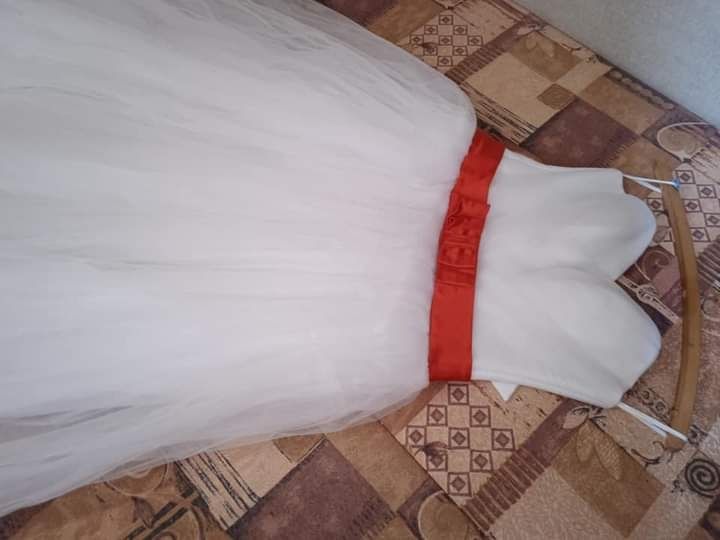 Весільна сукня універсальна