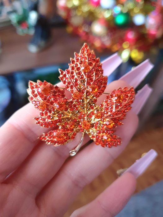 Broche / pregadeira /alfinete folha laranja outono, cristais e emalte