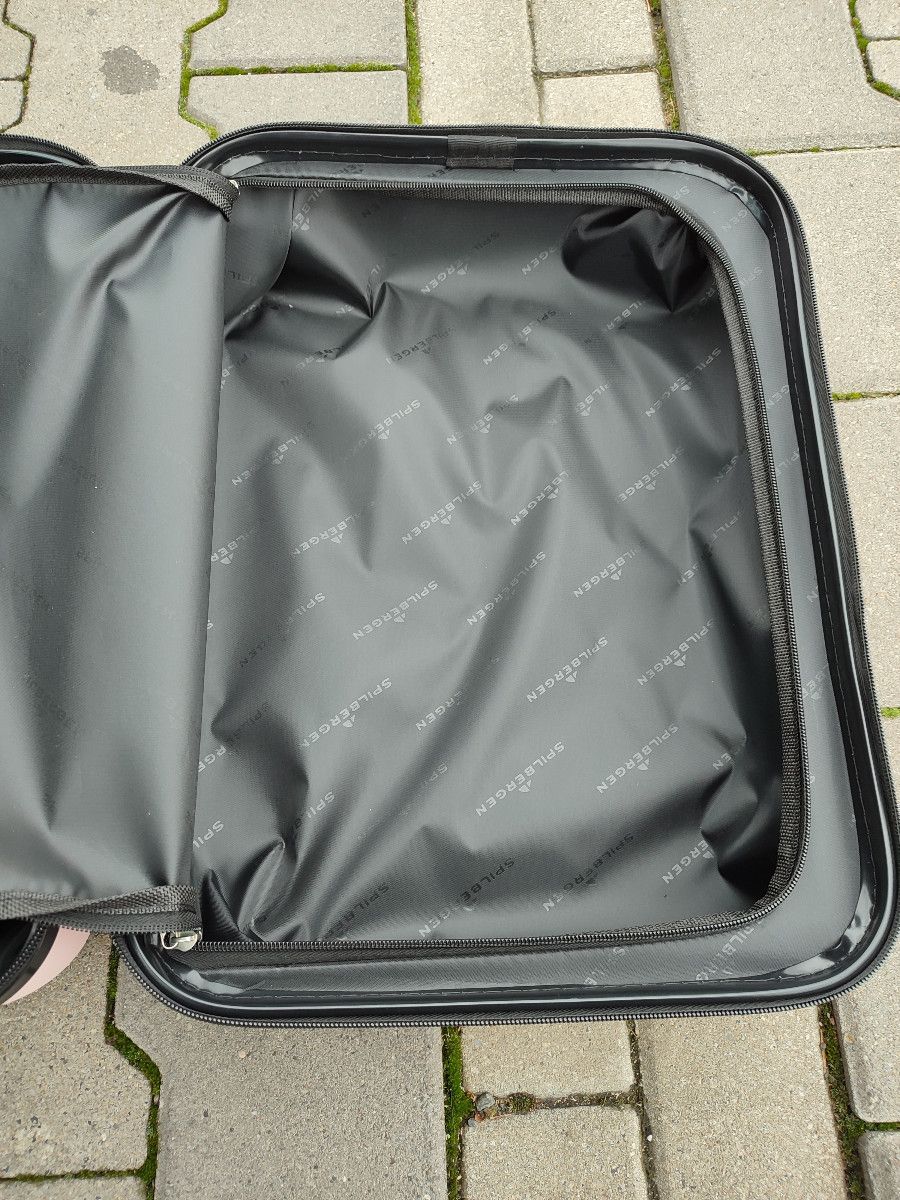 Granatowa walizka podróżna