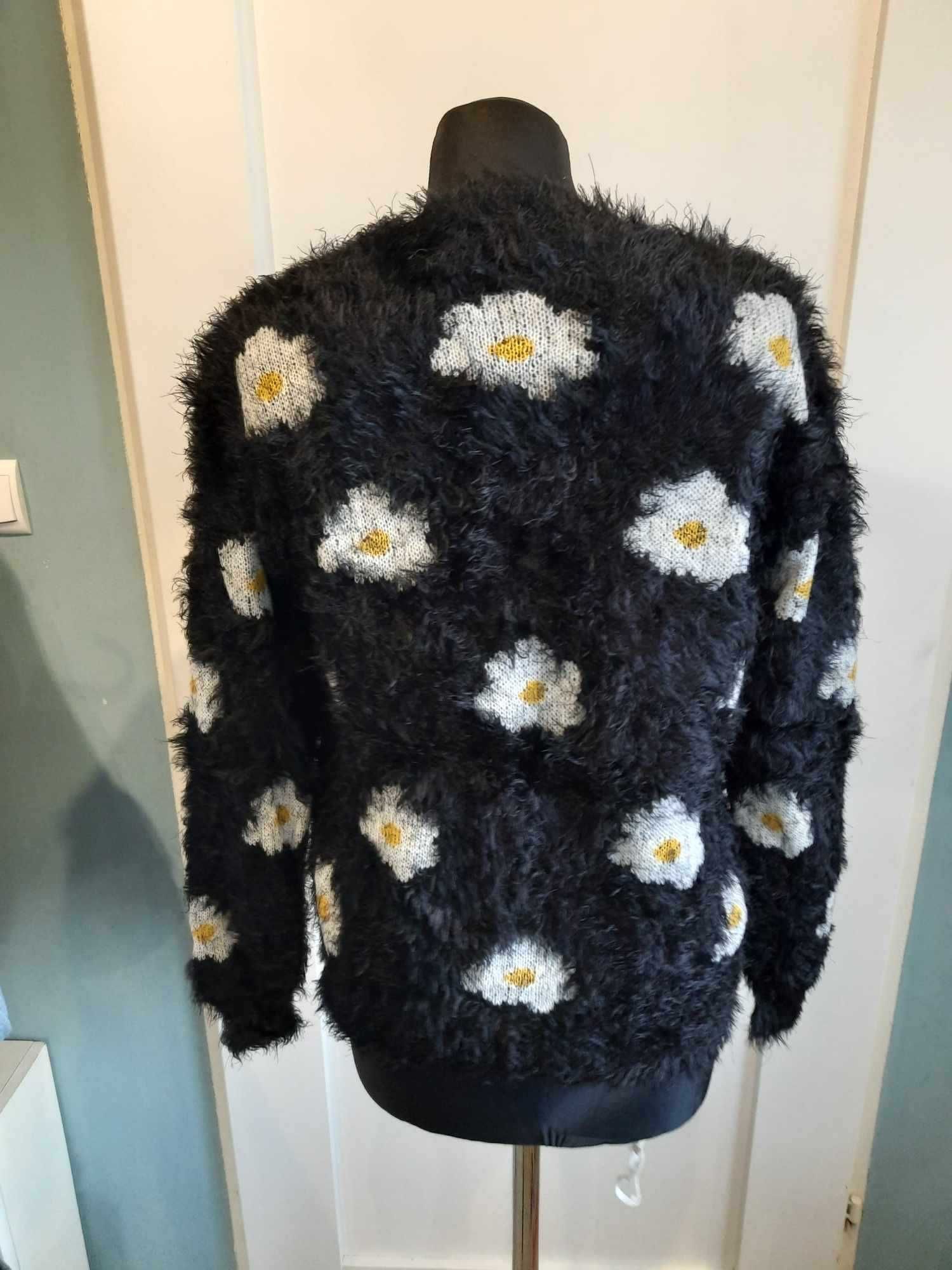 Sweter w stokrotki