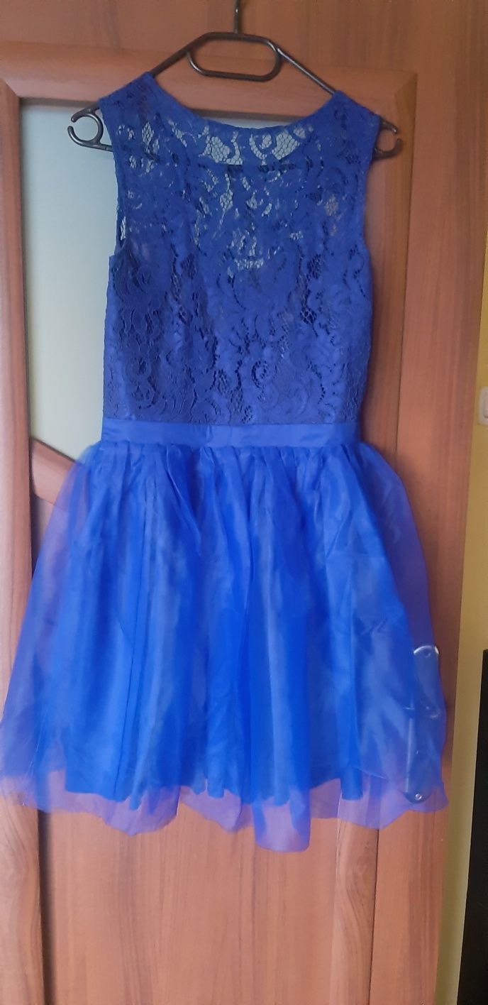 Koronkowa kobaltowa sukienka z tiulowym dołem - rozmiar 36