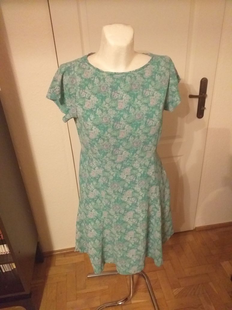 Wiosenna sukienka w kwiaty retro
