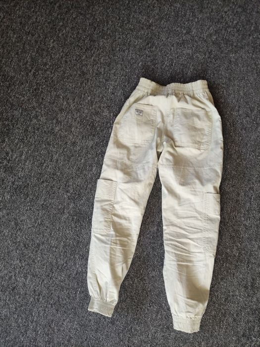 Joggery Bershka beżowe