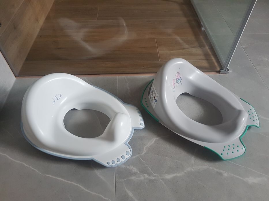 Oddam 2 nakładki z antypoślizgowymi nóżkami na deskę wc