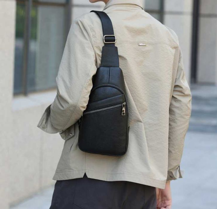 Кожаная мужская бананка на грудь сумка для мужчин из кожи черная слинг