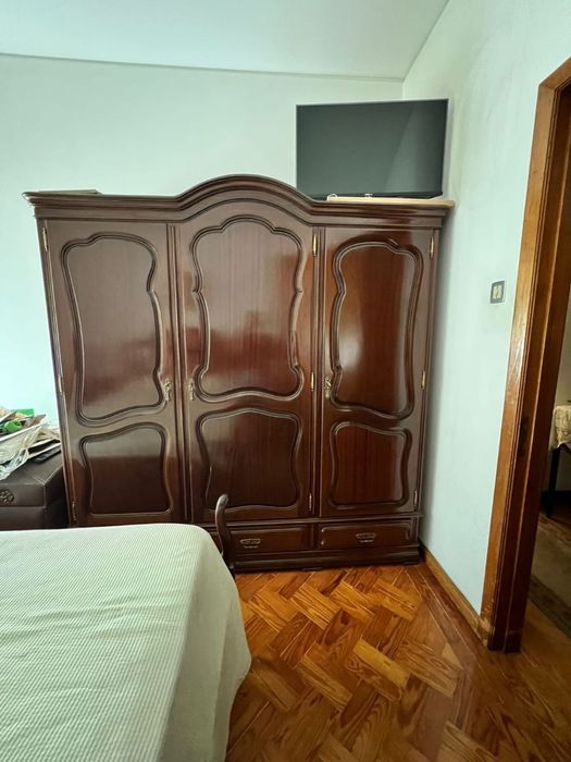 Quarto completo em madeira maciça – excelente estado