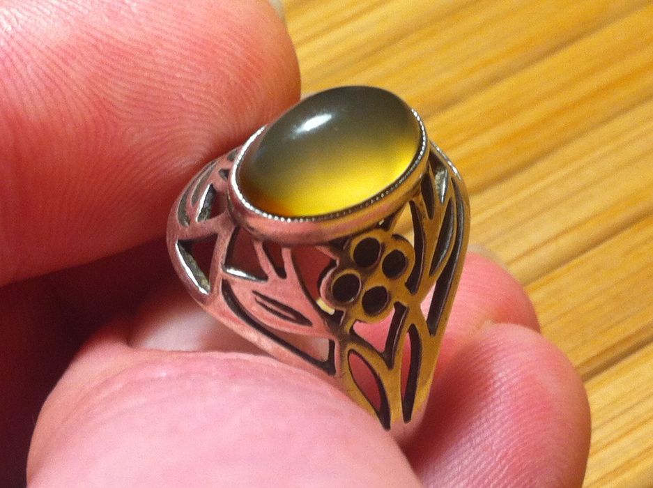 Srebrny pierścionek z naturalnym kamieniem.