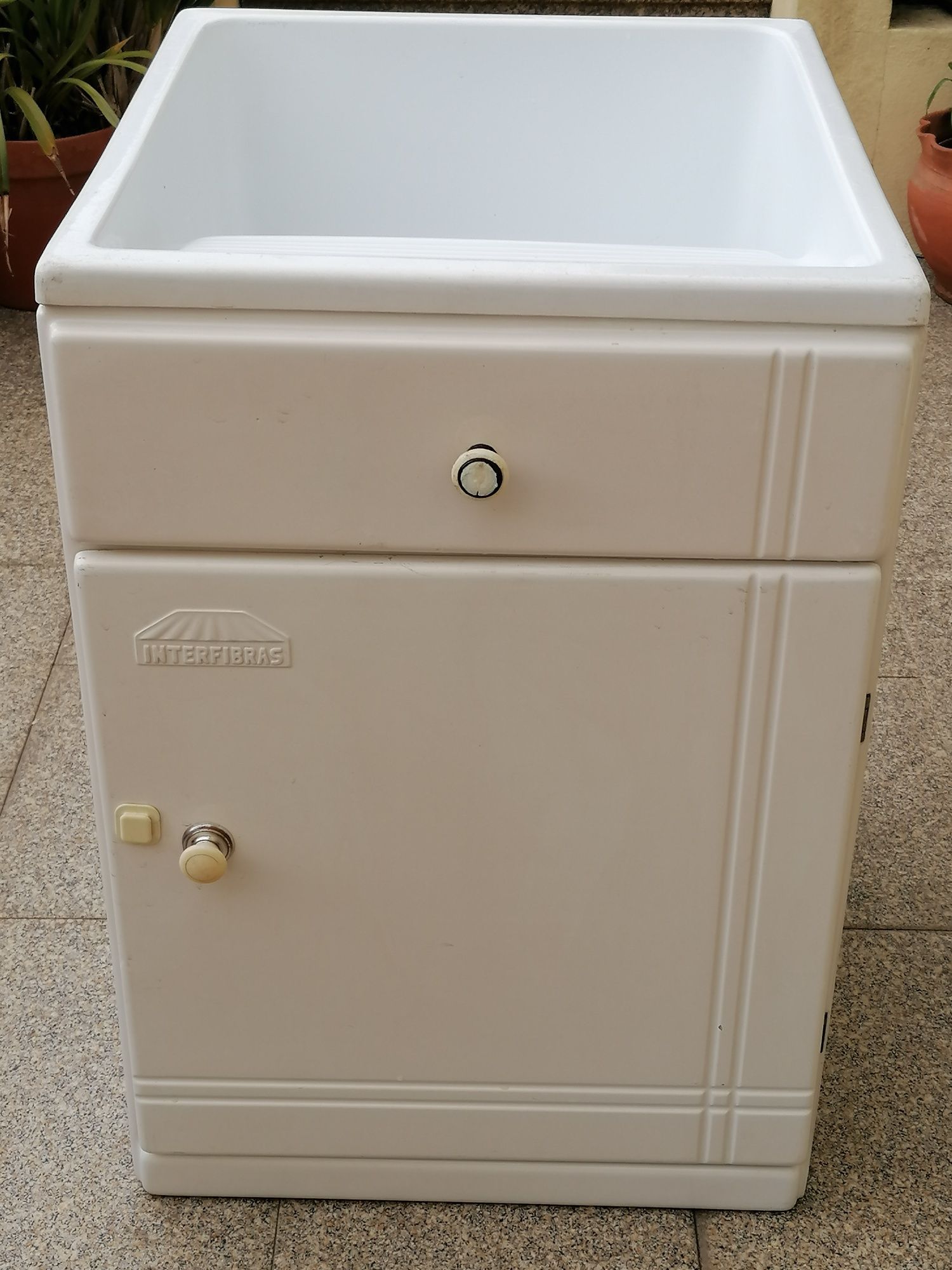 Vendo TANQUE de lavar em FIBRA com TAMPA e arrumos com porta.