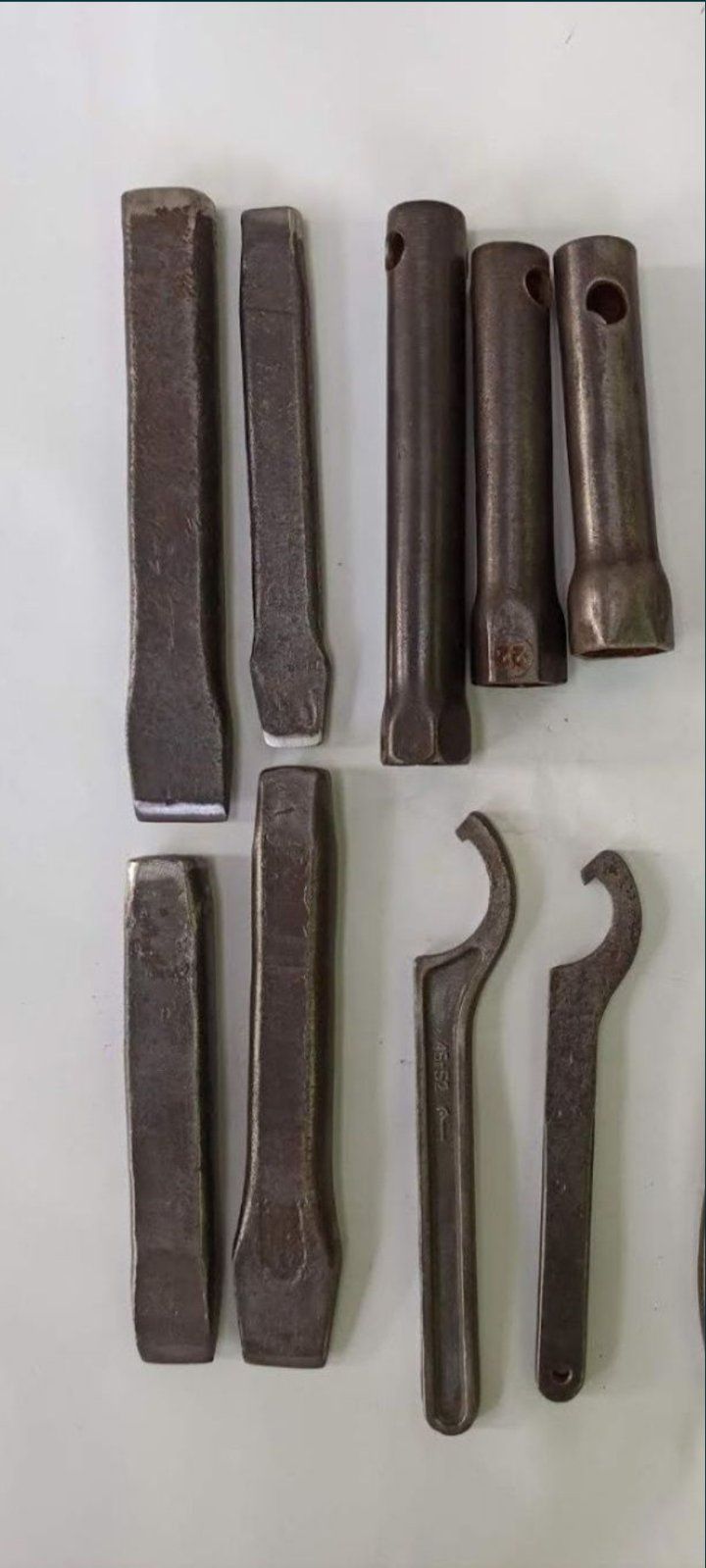 Ключи рожковые, зубило, ключ колесный, плоскогубцы, шлицевой ключ