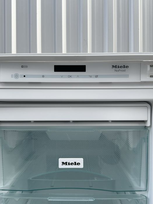 Вбудована морозильна камера Miele FNS 37402 i