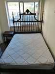 Cama casal com colchão + mesa de cabeceira
