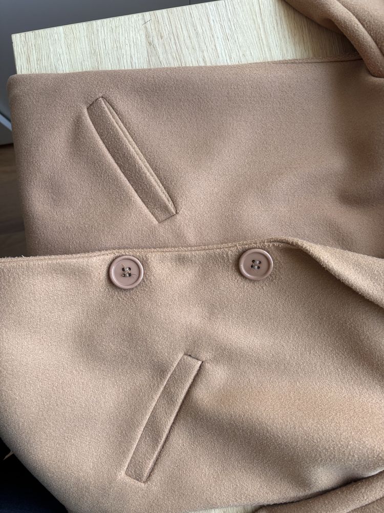 Elegancki camelowy płaszcz marynarka dyplomatka