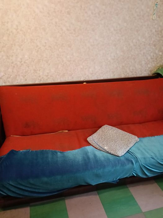 Продам диван ,старенький