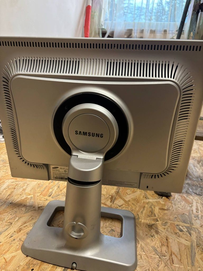 Komputer stacjonarny wraz z monitorem