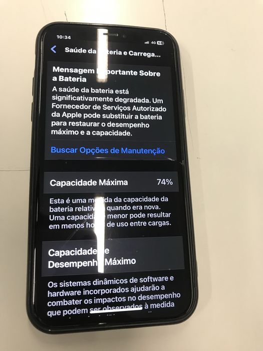 Iphone 11 preto com um pequeno risco na tela