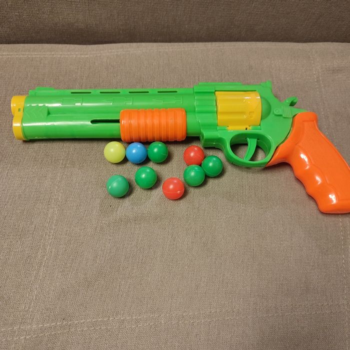 Пістолет дитячий з кульками.