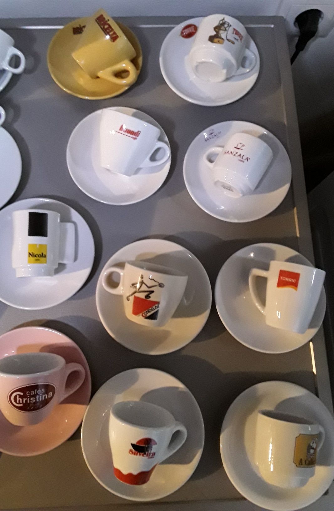 Chávenas de café com pires, com publicidade, para colecção