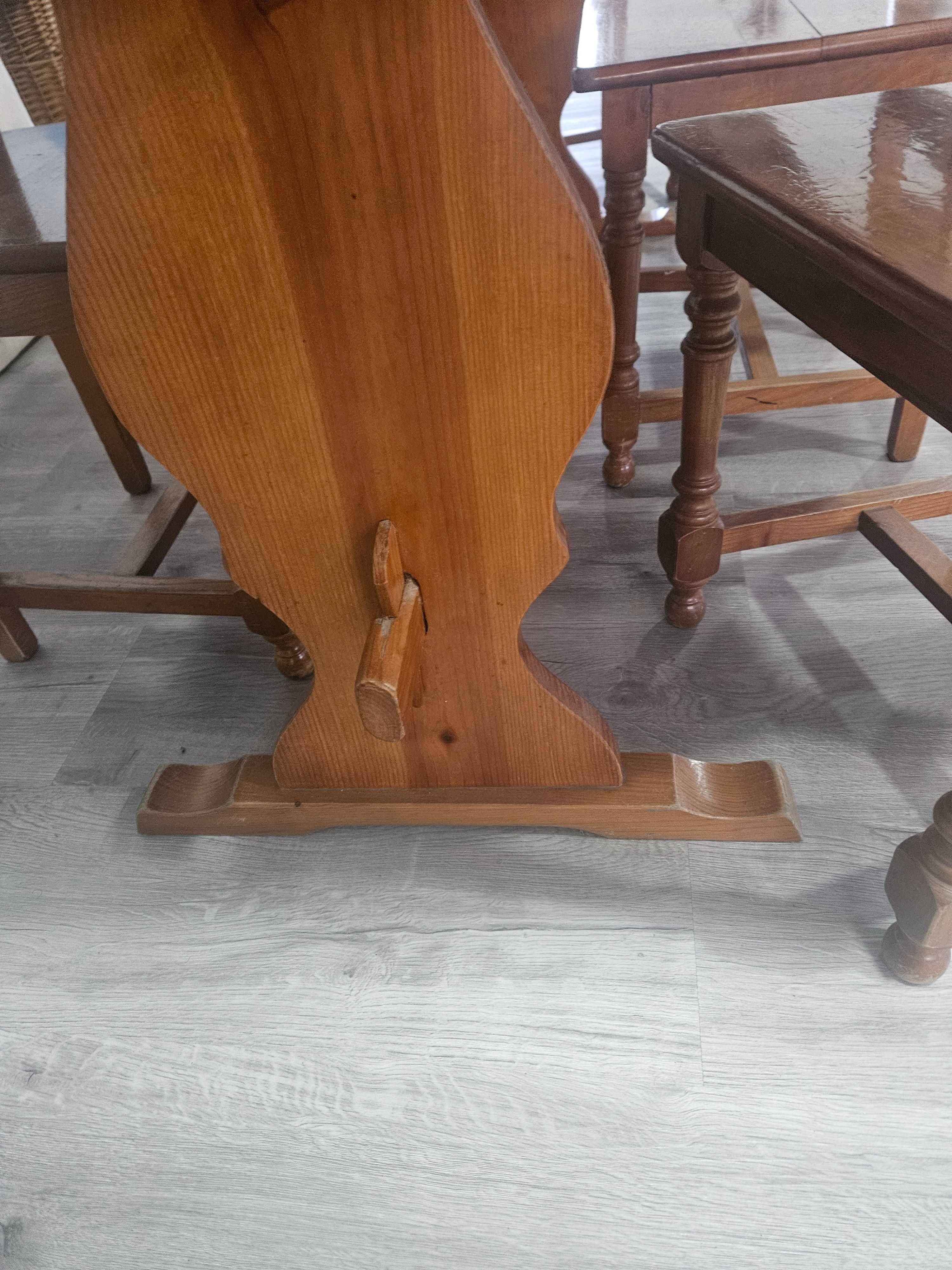 Mesa de madeira e tampo em mármore