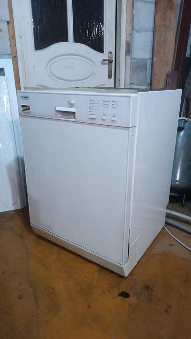 Посудомийна машина Mile в робочому стані.
