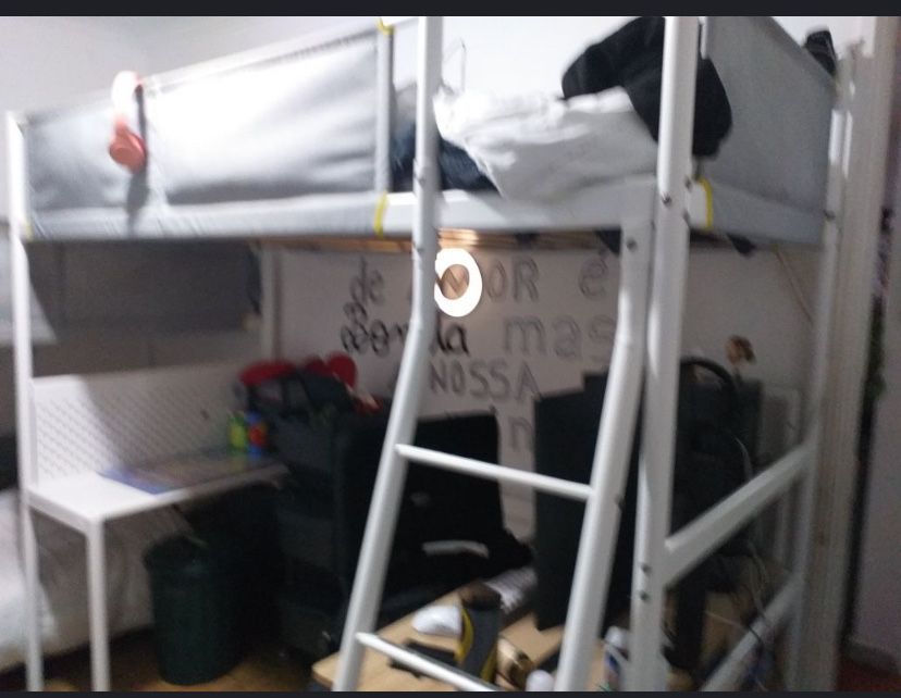 Cama alta com secretaria