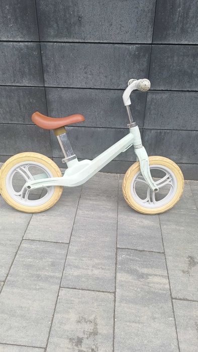 Sprzedam rowerek biegowy którym jeździła dziewczynka.