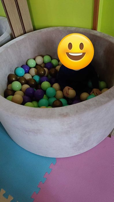 Suchy basen z piłkami