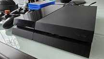Playstation 4 + pady z ładowarką oraz słuchawki Sony bezprzewodowe