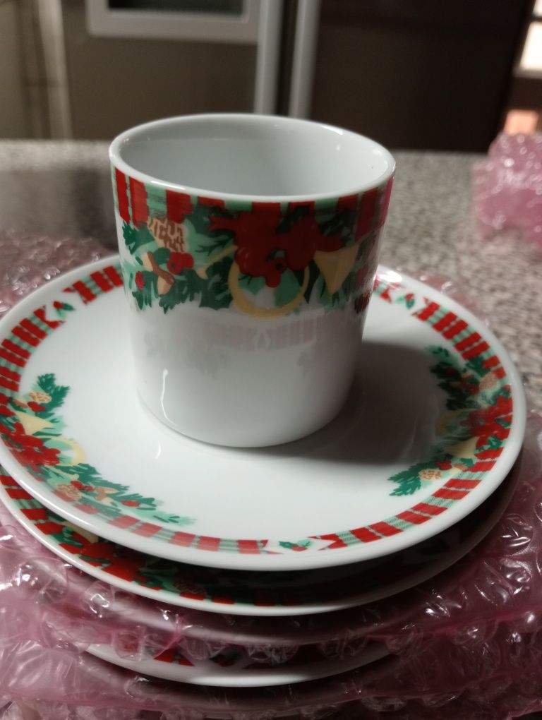 Chavenas de café e respectivos pratos