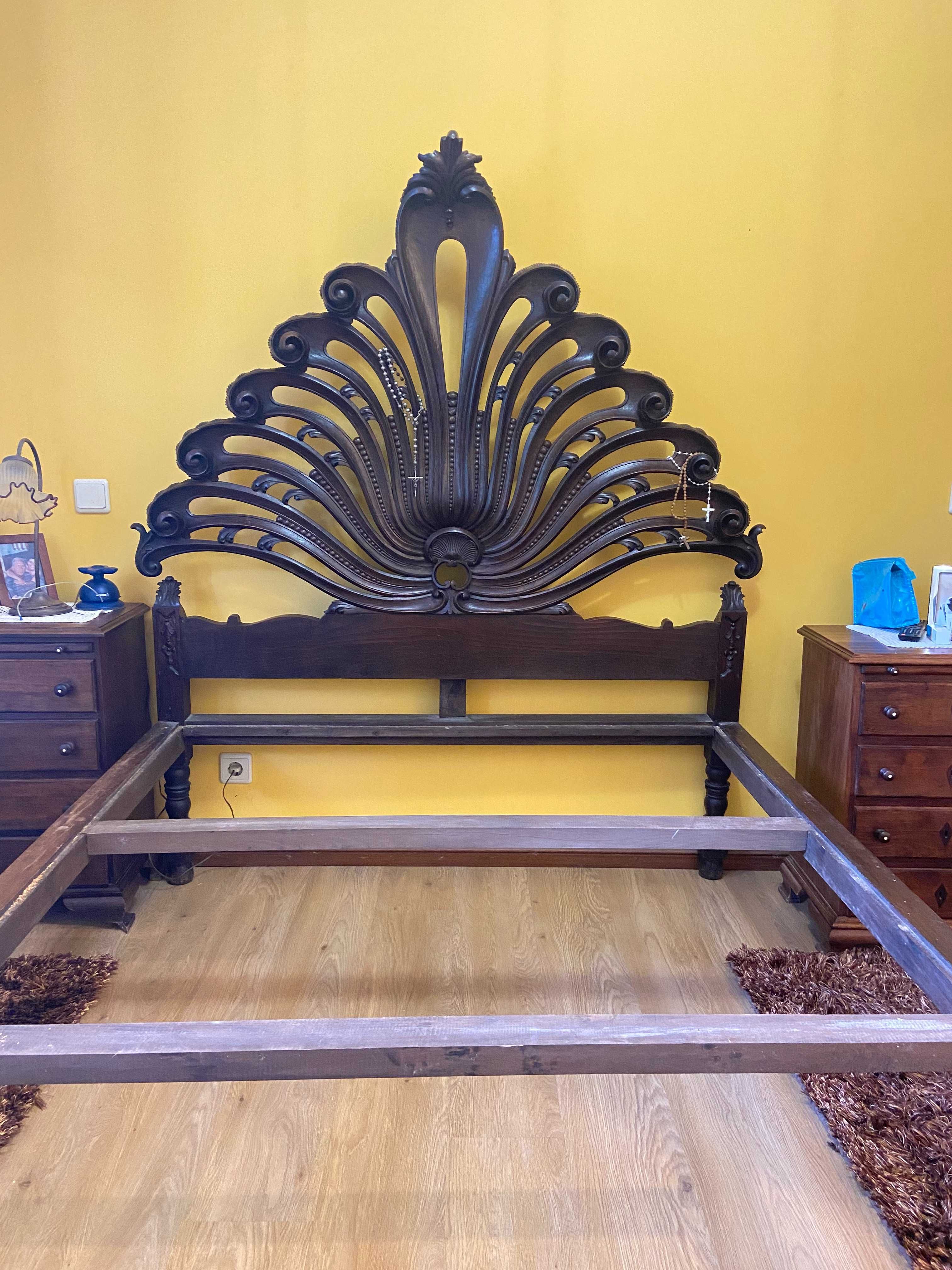 Cama de casal  140 cm de largura em madeira maciça
