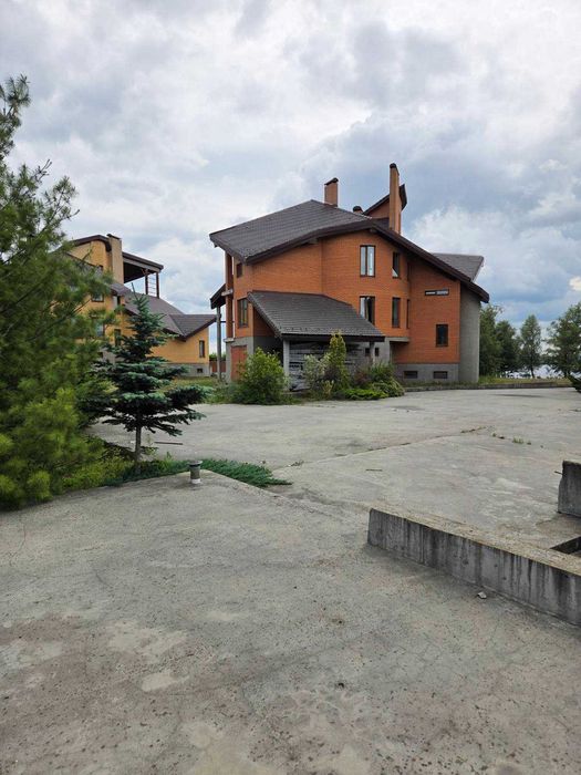 Будинок біля води. Будинок на березі Дніпра.