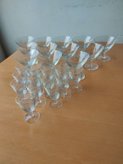 Conjunto de copos e taças antigas desenhadas á mão.