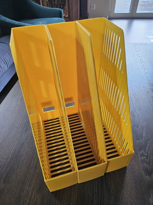 Trzy pojemniki na dokumenty