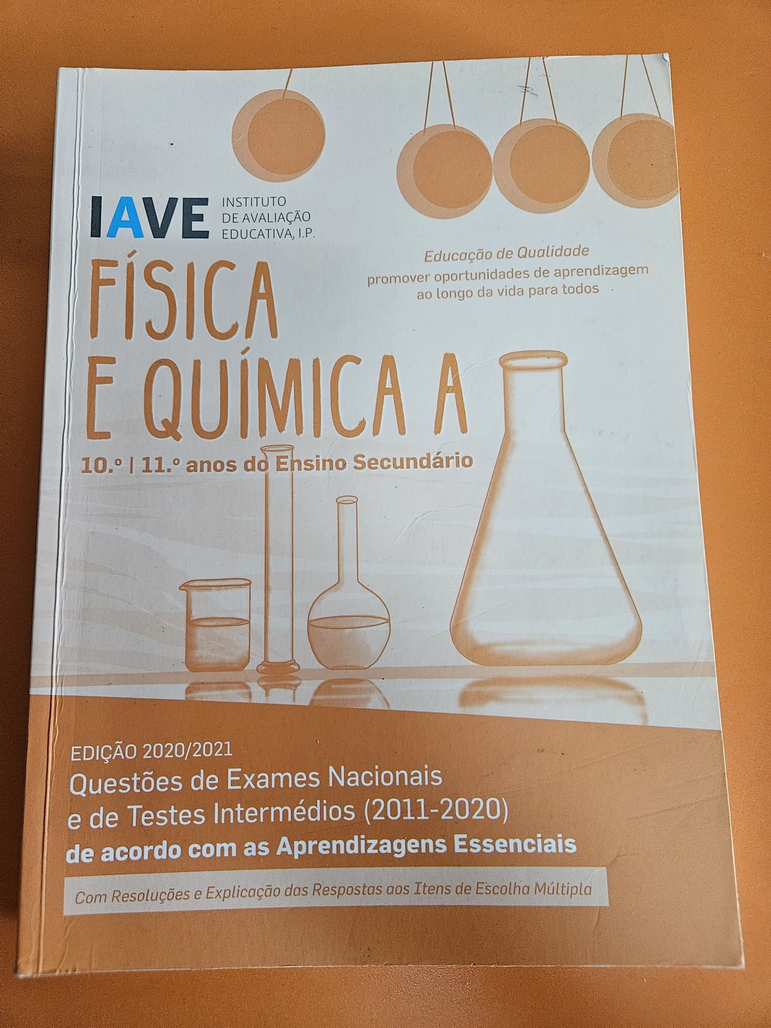 Livro de preparação para o exame nacional de Fisica e Quimica A