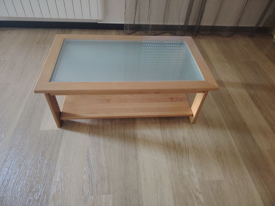 Móvel de sala com oferta de mesa