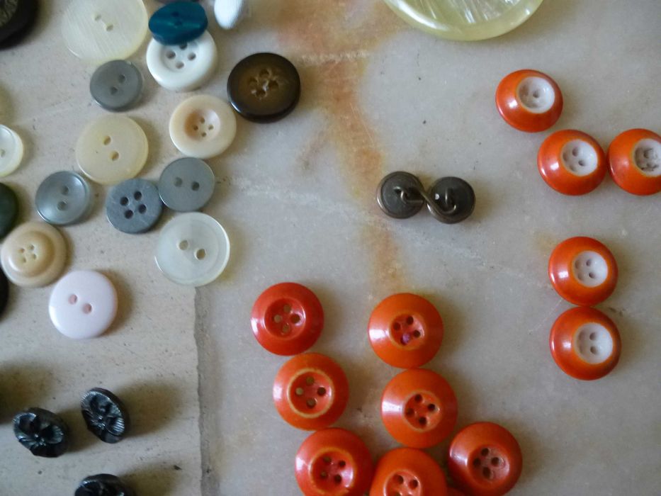 Lote de botões , antigos e recentes