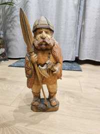 Figurka z drewna ręcznie rzeźbiona. Wojownik