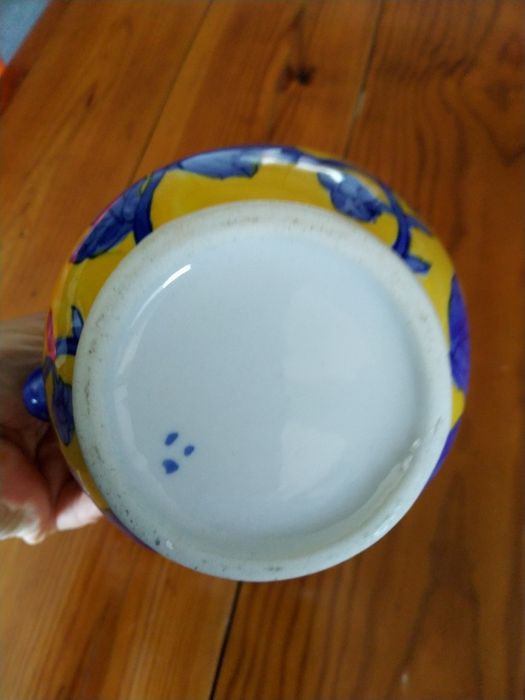 Jarro novo, em faiança em tons de amarelo, azul e branco