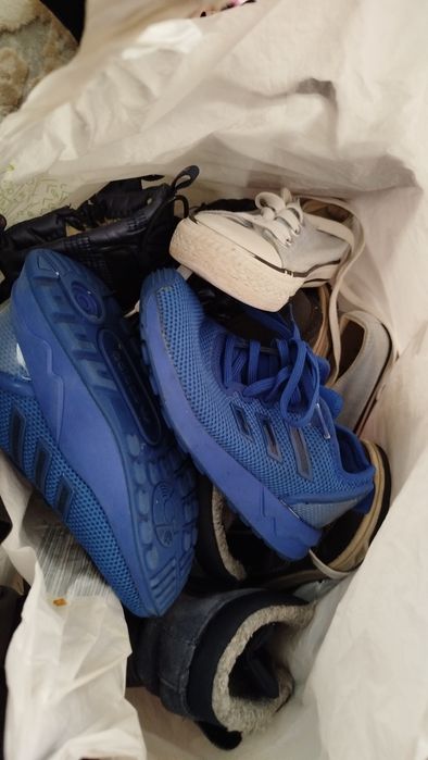 Віддам пакет одягу ,взуття ,іграшки .