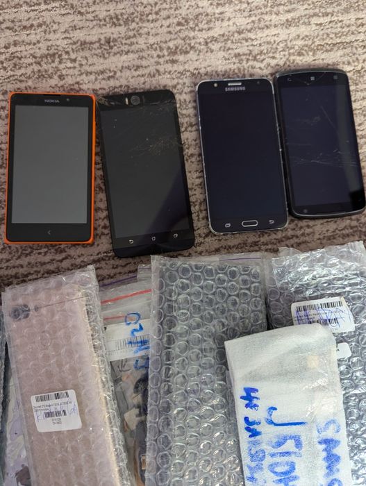 Запчастини на телефони одним лотом майстру