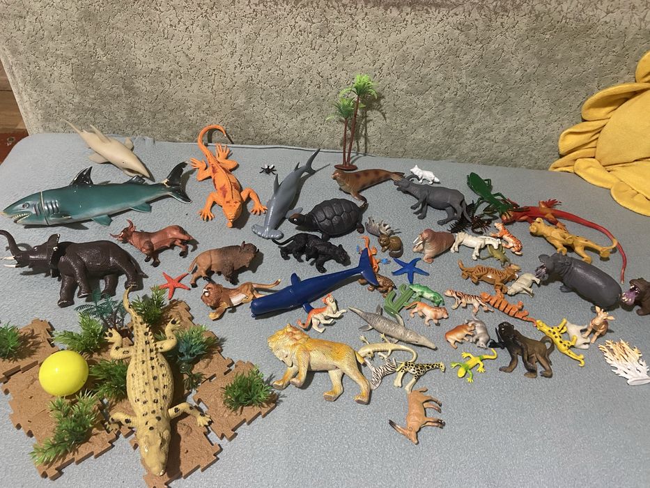 Іграшки тварини комахи звірі зміі динозаври