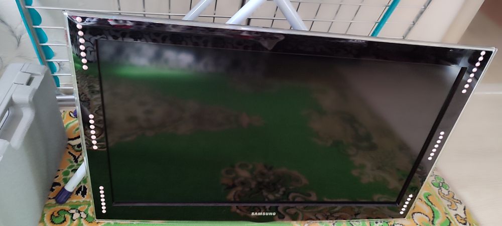 Телевізор самсунг на деталі,