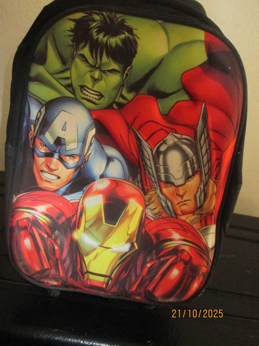 1 mochila trolley e 4 bolsas para criança